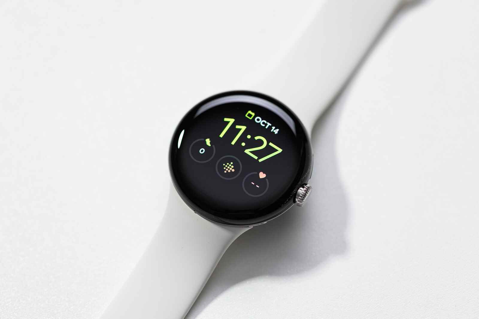 Her zaman açık ekranı devre dışı bırakmak, Pixel Watch'ınızda tüm gün pil ömrü elde etme şansınızı artırır - Google, Pixel Watch için 24 saatlik pil ömrünü nasıl hesapladığını açıklıyor