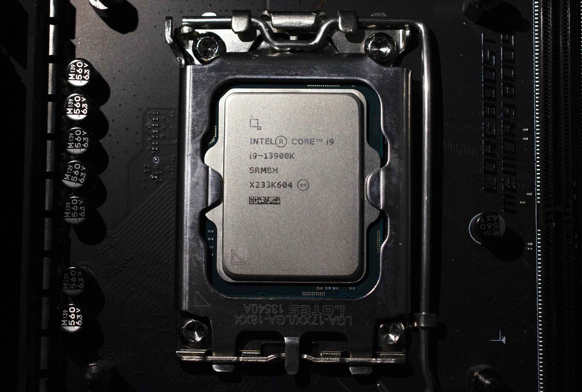 Z690 anakart içinde Intel'in Core i9-13900K.