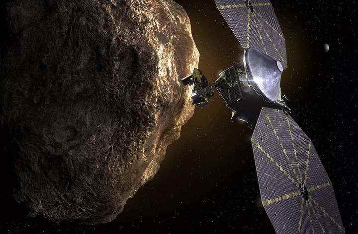 Lucy uzay aracı, Jüpiter asteroitlerine ulaşmak için Dünya tarafından sallanmaya başladı