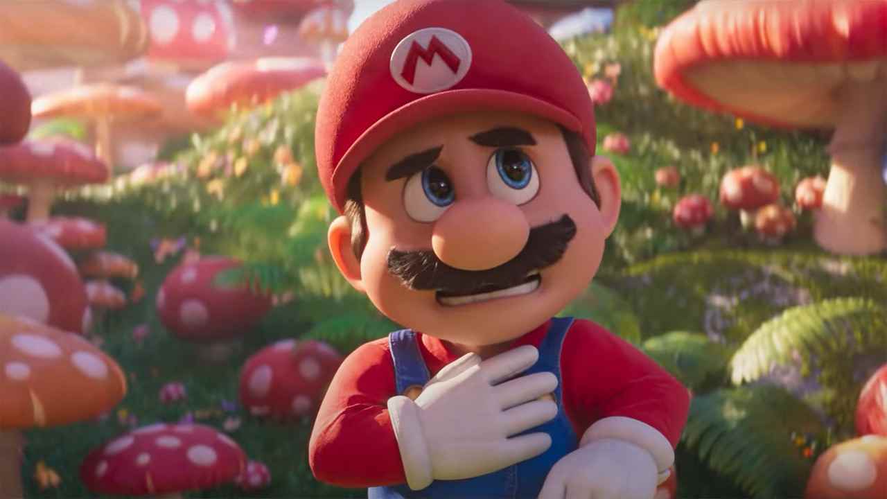 The Super Mario Bros. Movie'de dehşete düşmüş bir Mario, Mantar Krallığı'na bakıyor.