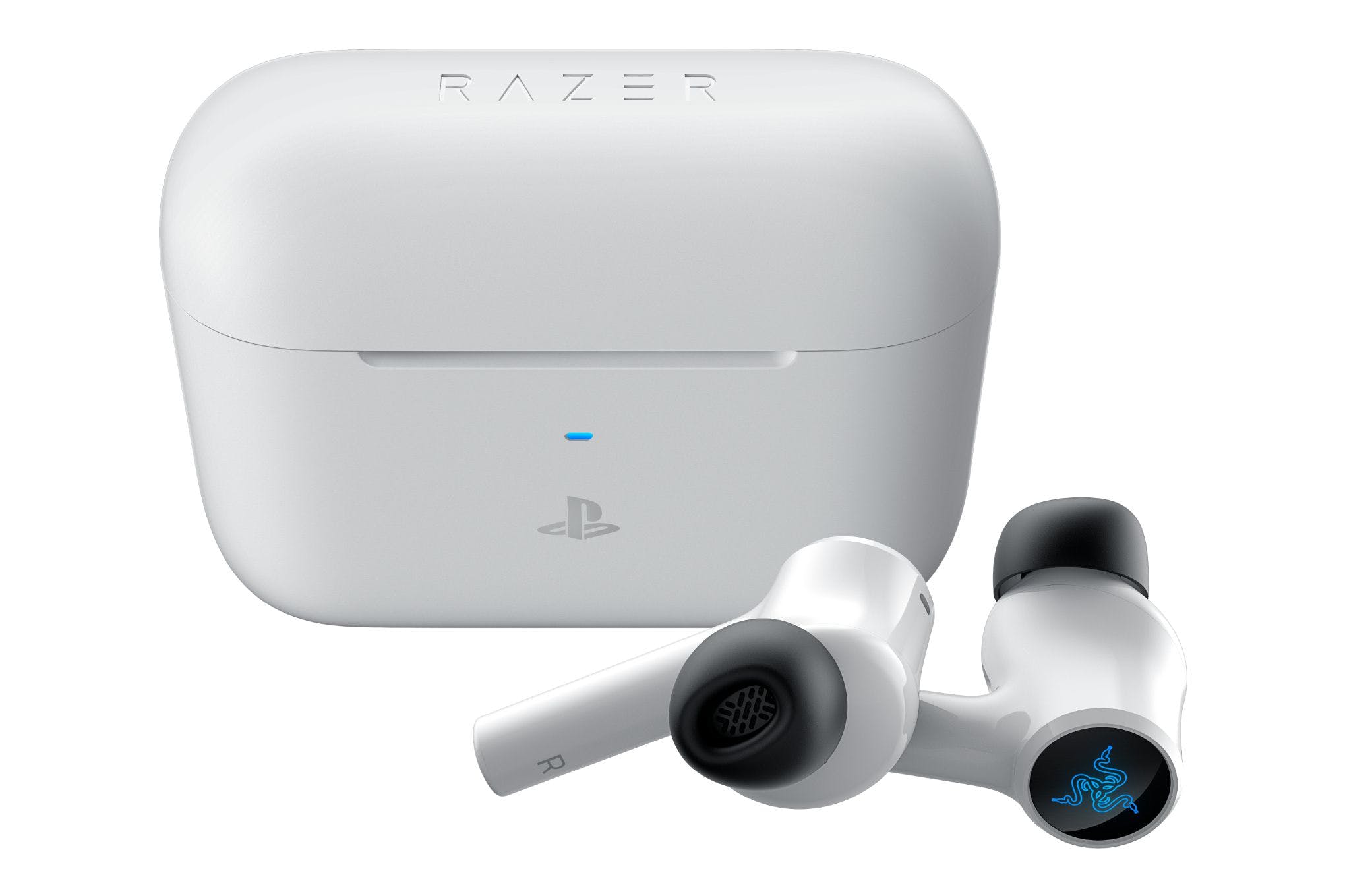 Razer'ın Hammerhead HyperSpeed ​​kulaklıklarının beyaz PlayStation versiyonu, şarj kutularının dışında otururken gösterilmektedir.