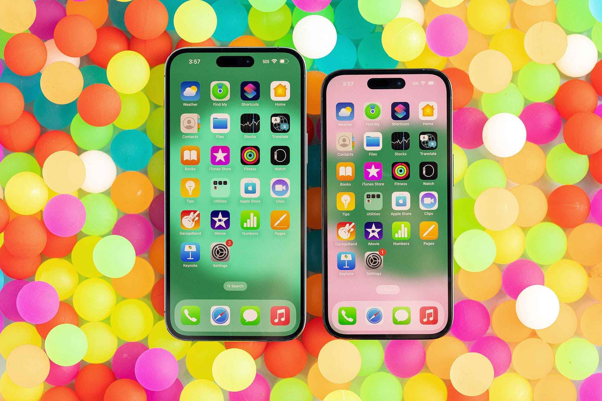 iPhone 14 Pro ve 14 Pro Max, renkli, zıplayan toplardan oluşan bir fon üzerinde.