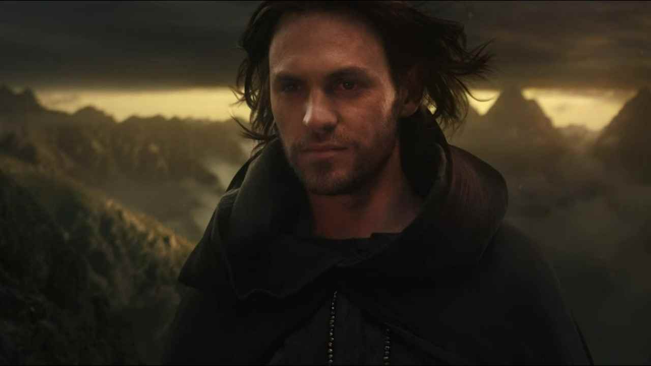 Şimdi Sauron olarak bilinen Halbrand, The Rings of Power'ın 8. bölümünde Mordor'a ve Hüküm Dağı'na bakarken sırıtıyor