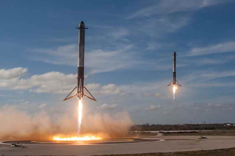 SpaceX, üç yıl içinde ilk kez bir Falcon Heavy roketini fırlattı.  Gemide sınıflandırılmış bir askeri uydu ve bir araştırma mikro uydusu TETRA-1 var