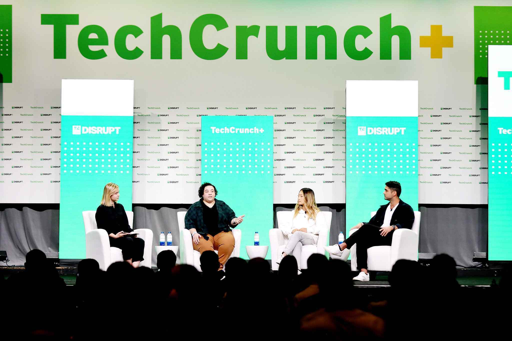 TechCrunch+'ın kıdemli yazarı Rebecca Szkutak;  Fiveable'ın kurucu ortağı ve CEO'su Amanda DoAmaral;  Alloy Automation'ın kurucu ortağı ve CEO'su Sara Du;  ve Parthean'ın kurucusu ve CEO'su Arman Hezarkhani, TechCrunch Disrupt 2022 sırasında sahnede konuşuyor.