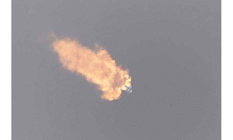 SpaceX, sisli askeri lansmandan sonra güçlendirici inişleri çiviledi