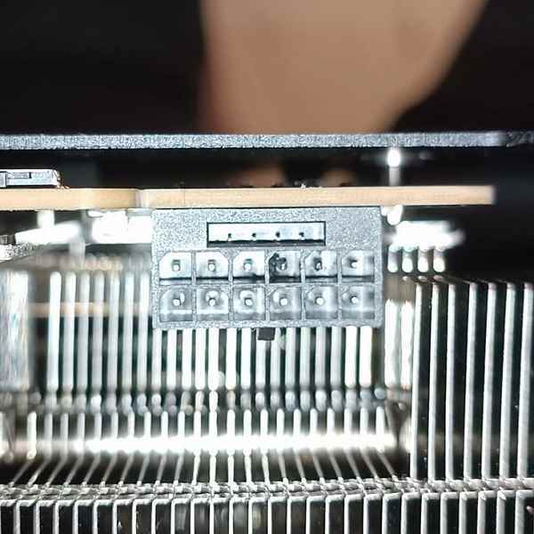 GeForce RTX 4090 hala tehlikeli mi?  Adaptörsüz bir PSU'ya bağlandığında güç konektörünün ilk erime durumu hakkında biliniyordu
