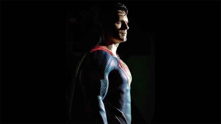 Superman, Henry Cavill'in Instagram'ından bir görüntüde mesafeye bakıyor.