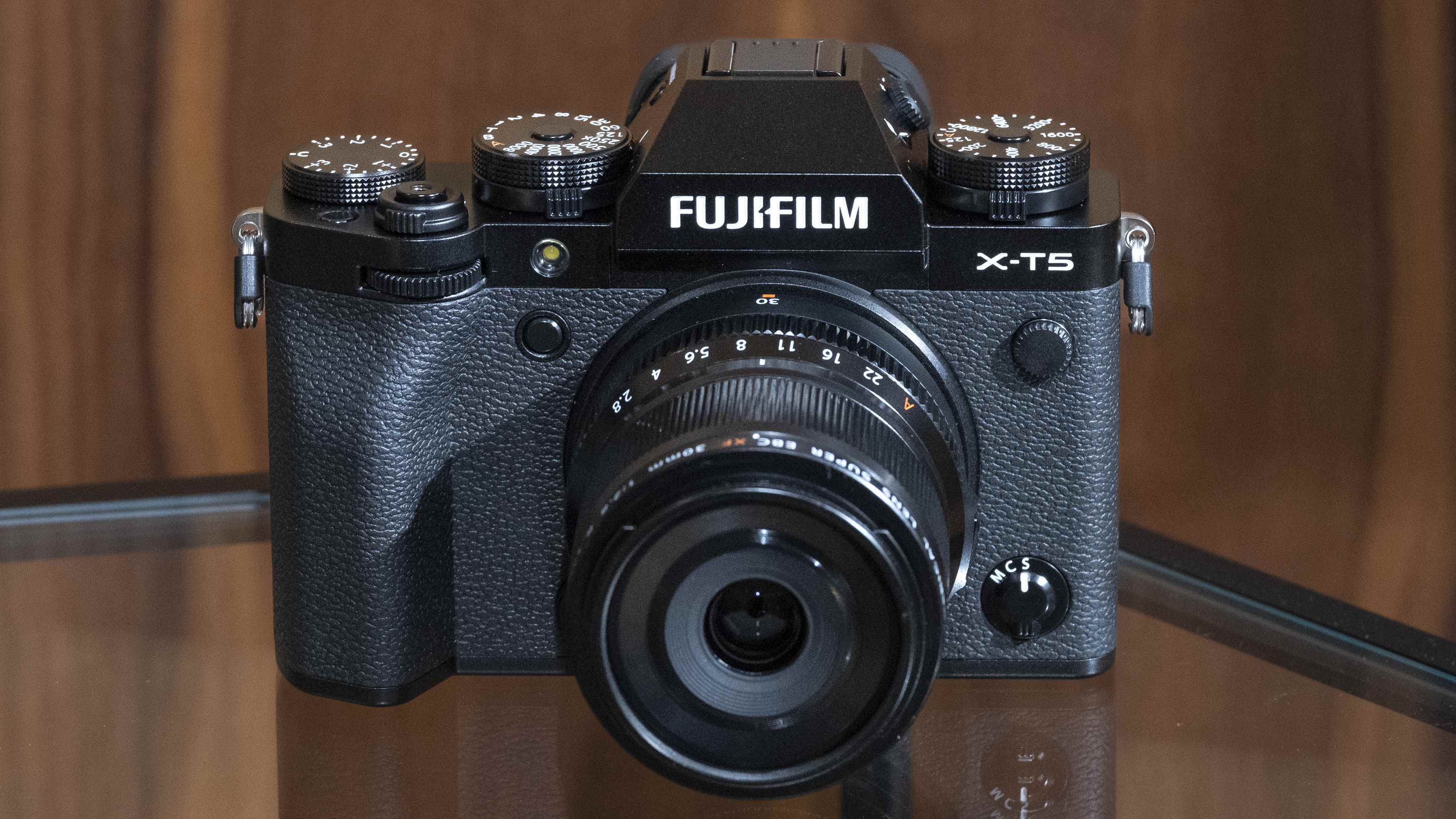 Bir masanın üzerinde oturan Fujifilm X-T5 kamera