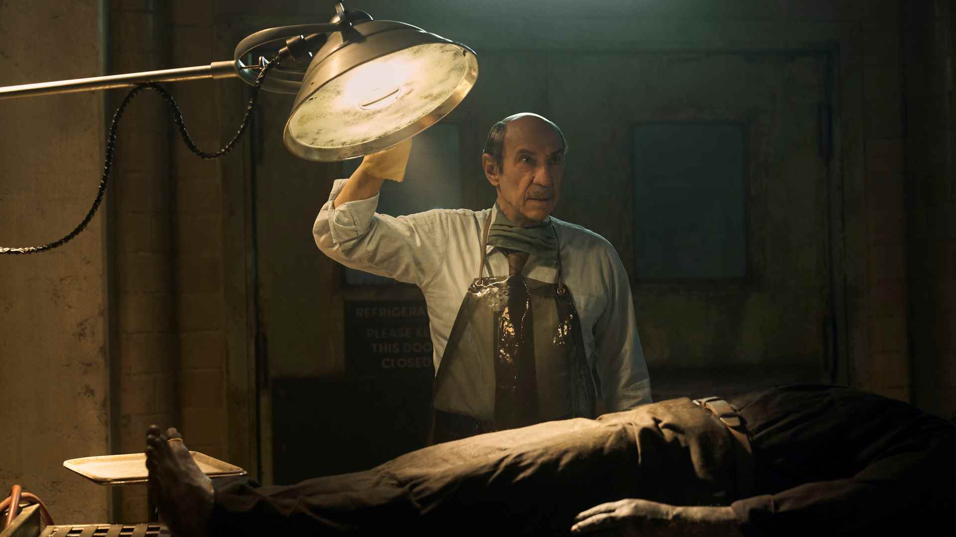 Carl Winters, Netflix'teki Otopsi'de bir ceset üzerinde ışık tutarken üzerinde duruyor