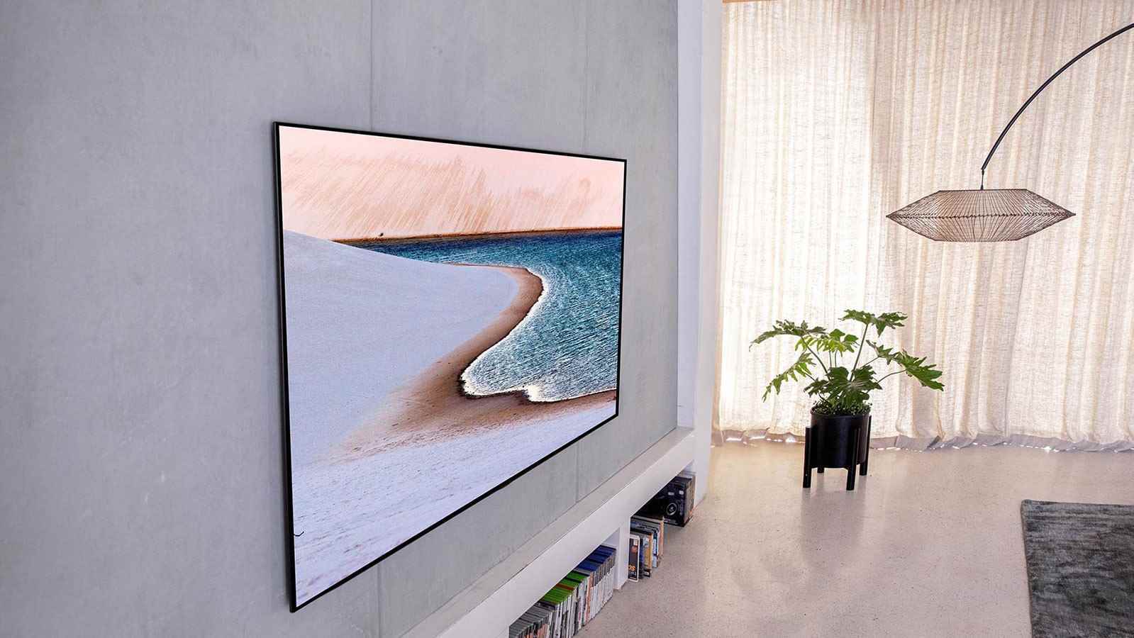 LG Gallery Series OLED TV, ekranında deniz ve plaj manzarasının gösterildiği, parlak bir şekilde aydınlatılmış bir oturma odasında.