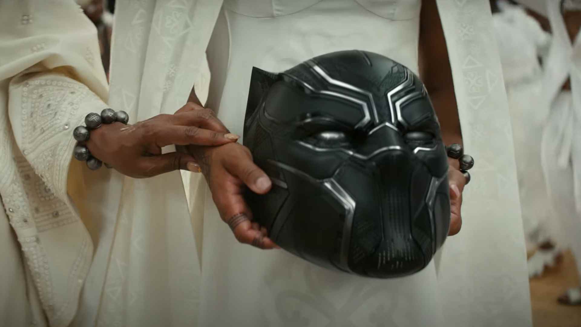 Black Panther 2'deki cenaze alayı sırasında T'Challa'nın miğferini taşıyan Shuri'nin yakın plan görüntüsü