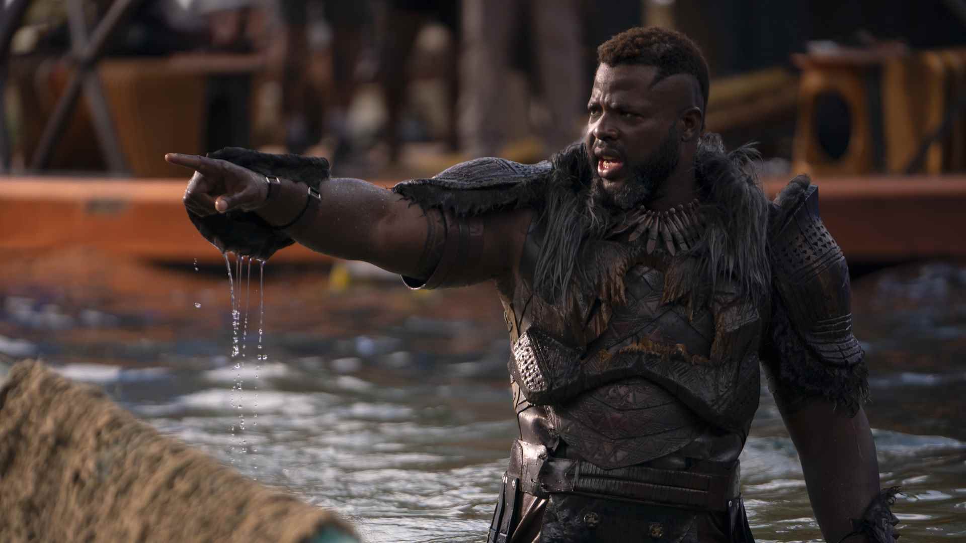 M'Baku, Black Panther: Wakanda Forever'da bazı Talokanil düşmanlarına işaret ediyor