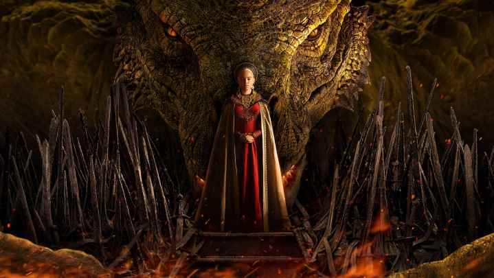 Genç Prenses Rhaenyra, ejderhası Syrax ile arkasında beliriyor.