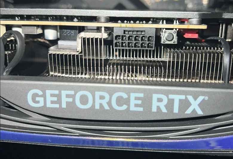 Yine de, bu konektörle ilgili değil.  GeForce RTX 4090'ın başka bir erimesi ve bu sefer kimse güç kablosunu 12HVPWR konektörüne tam olarak takmadığı için kullanıcıyı suçlamayacak