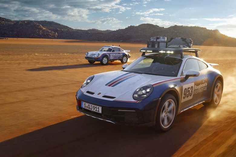 240 km/s, ayarlanabilir yerden yükseklik ve 0'dan 100 km/s'e 3,4 saniyede hızlanma.  Sunulan SUV Porsche 911 Dakar