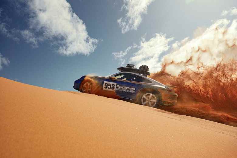 240 km/s, ayarlanabilir yerden yükseklik ve 0'dan 100 km/s'e 3,4 saniyede hızlanma.  Sunulan SUV Porsche 911 Dakar