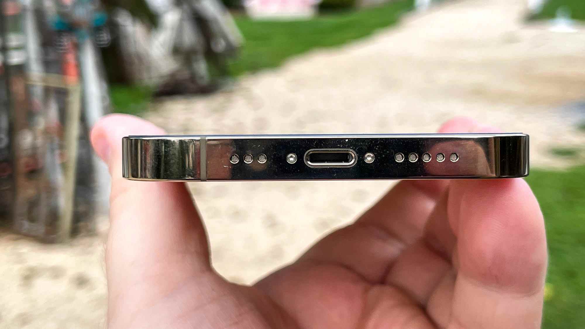 iphone 13 pro şarj bağlantı noktası ve alt hoparlör