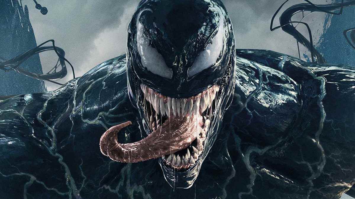Doğrudan kameraya bakarken dilini dışarı çıkaran Venom'un ekran görüntüsü