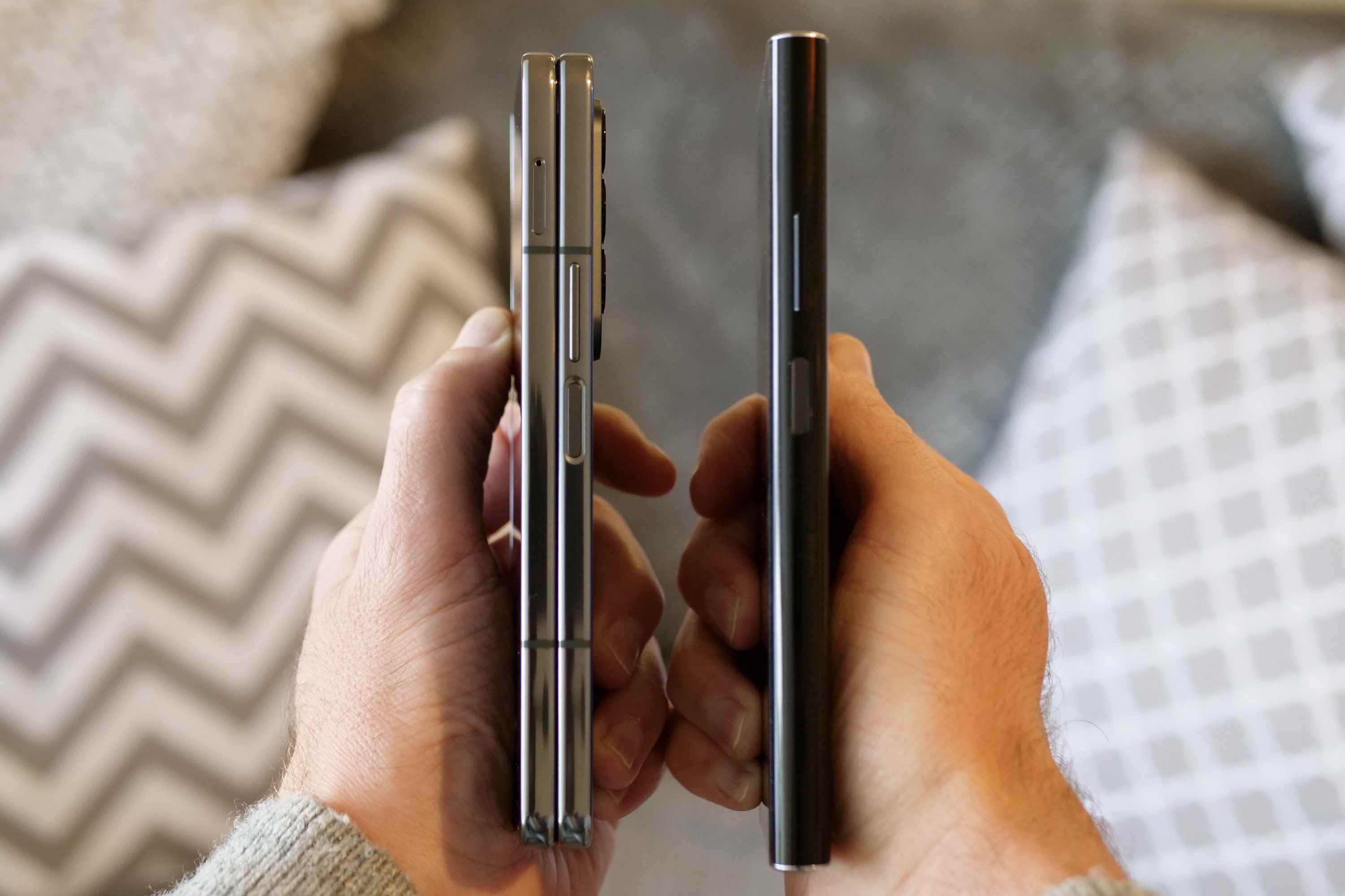 Kapalı Galaxy Z Fold 4 ve Huawei Mate Xs 2'nin yanları.