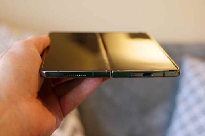 Galaxy Z Fold 4'ün ekranı kırışıyor.
