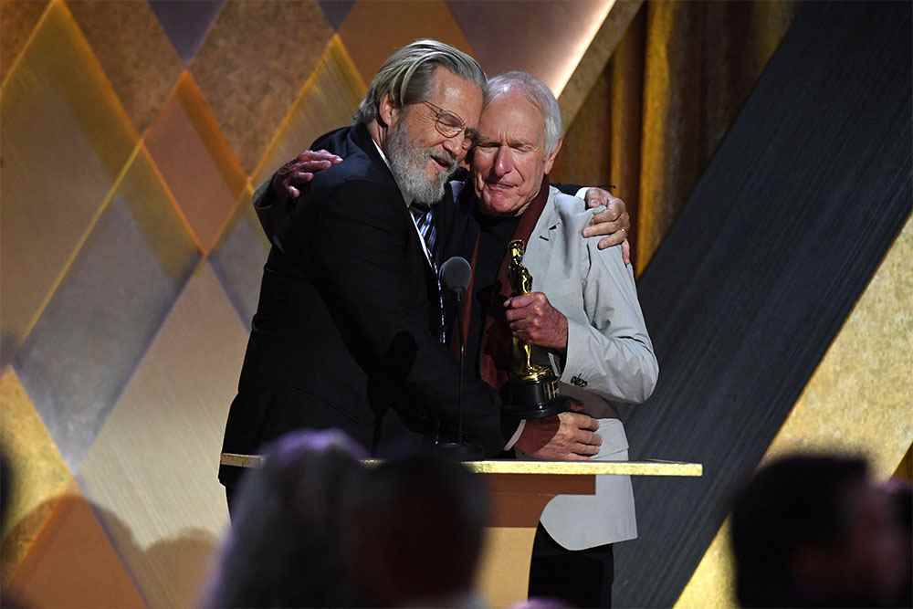Avustralyalı film yapımcısı Peter Weir (sağda), 19 Kasım 2022'de Los Angeles'taki Fairmont Century Plaza'da Sinema Sanatları ve Bilimleri Akademisi'nin 13. Yıllık Valiler Ödülleri sırasında ödülünü ABD'li aktör Jeff Bridges'ten kabul ediyor.