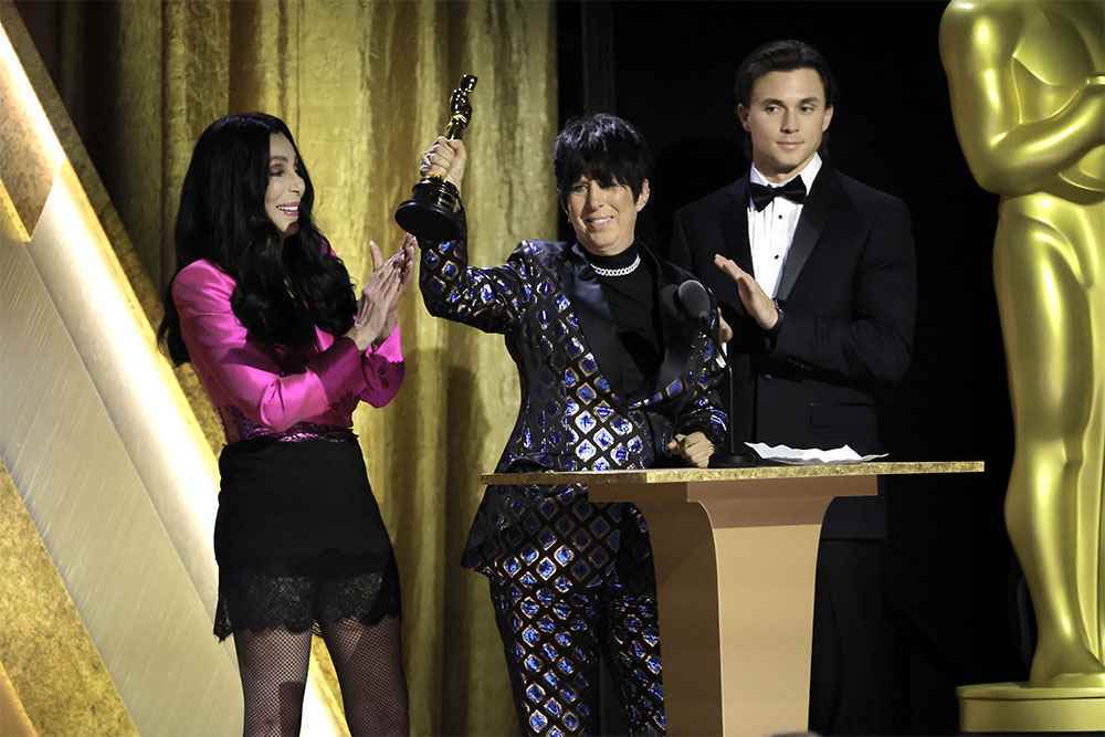 Cher, 19 Kasım 2022'de Los Angeles, California'da Fairmont Century Plaza'da düzenlenen Sinema Sanatları ve Bilimleri Akademisi 13. Vali Ödülleri sırasında Diane Warren'a sahnede bir ödül sunuyor.