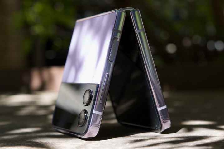 Samsung Galaxy Z Flip 4, yarısı açıkken baş aşağı duruyor.