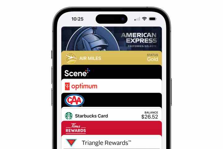 Apple Wallet'ı çalıştıran ve birkaç ödül kartının görüntülendiği bir iPhone.