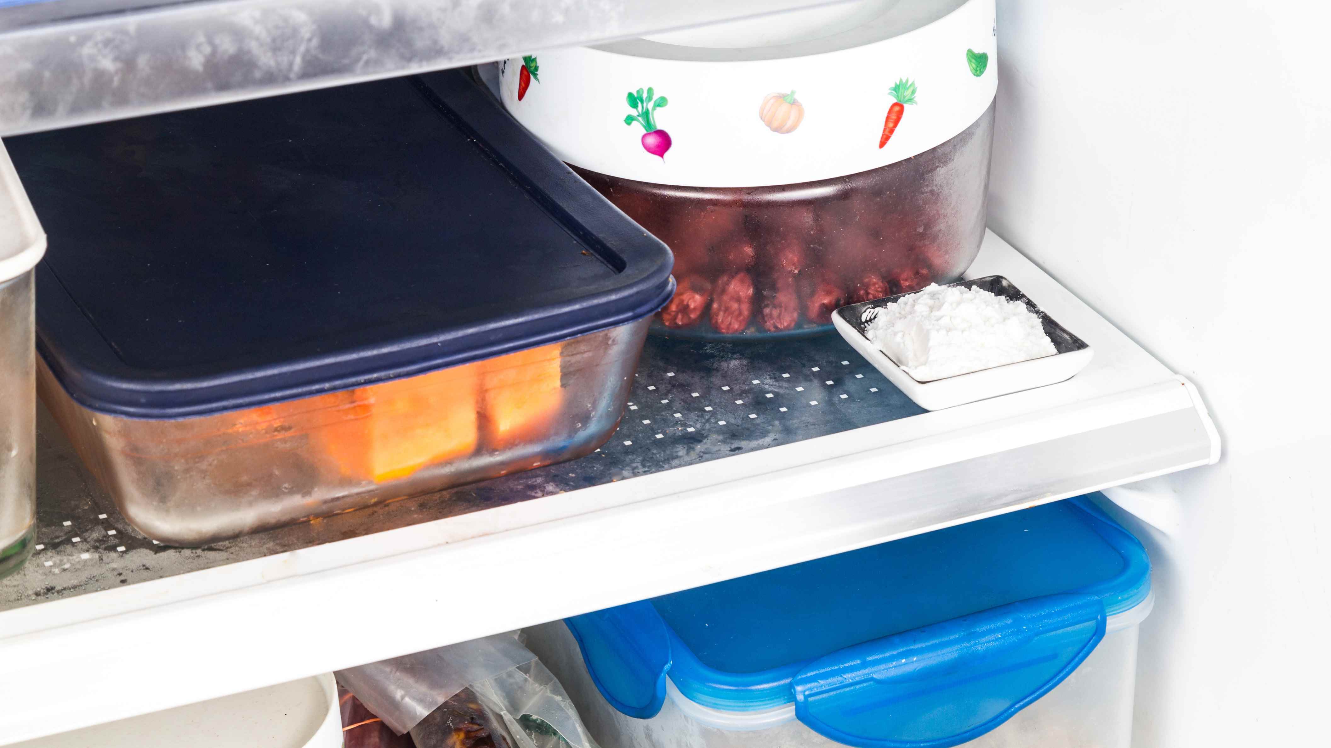 Buzdolabı rafında kabartma tozu