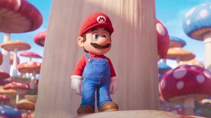 Mario, Super Mario Bros. oyununda bir mantarın üzerinde duruyor.  film.