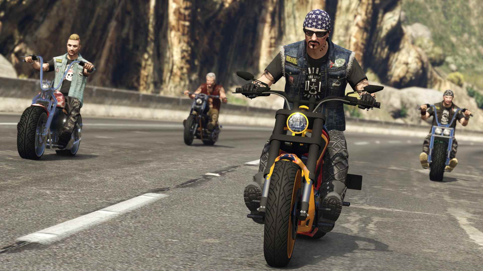 en iyi kooperatif oyunları: GTA Online'da bir caddede bisiklet süren bir grup motorcu
