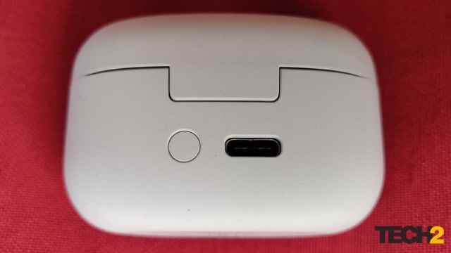 Sony WF-LS900N (Linkbuds S) USB bağlantı noktasını ve eşleştirme düğmesini inceleyin