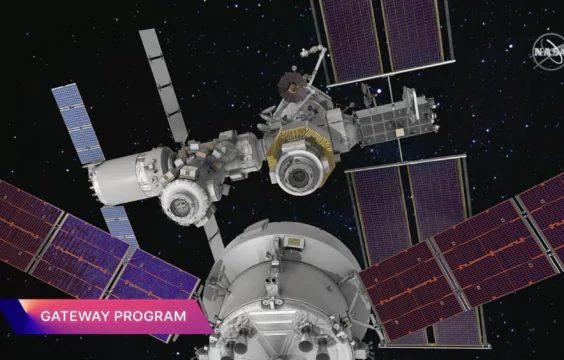 NASA render, Orion uzay aracının Gateway ay uzay istasyonuna yanaştığını gösteriyor