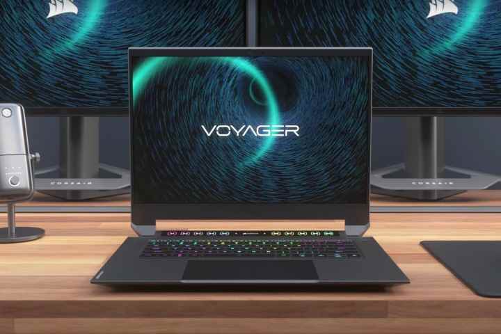 Bir Corsair Voyager oyun dizüstü bilgisayarı masanın üzerinde duruyor.