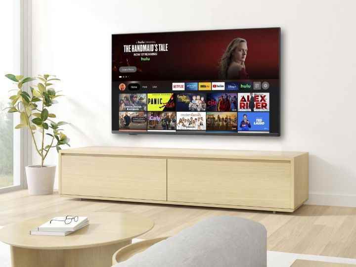 Oturma odasında Inisgnia F30 50 inç 4k Smart TV.