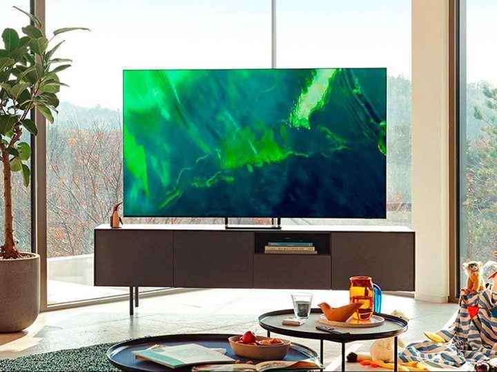 Oturma odasında bir Samsung 65 inç QLED 4K akıllı TV seti.