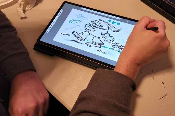 Ünlü bir karikatürist, Samsung Galaxy Tab S9+ ile eskiz yapıyor.