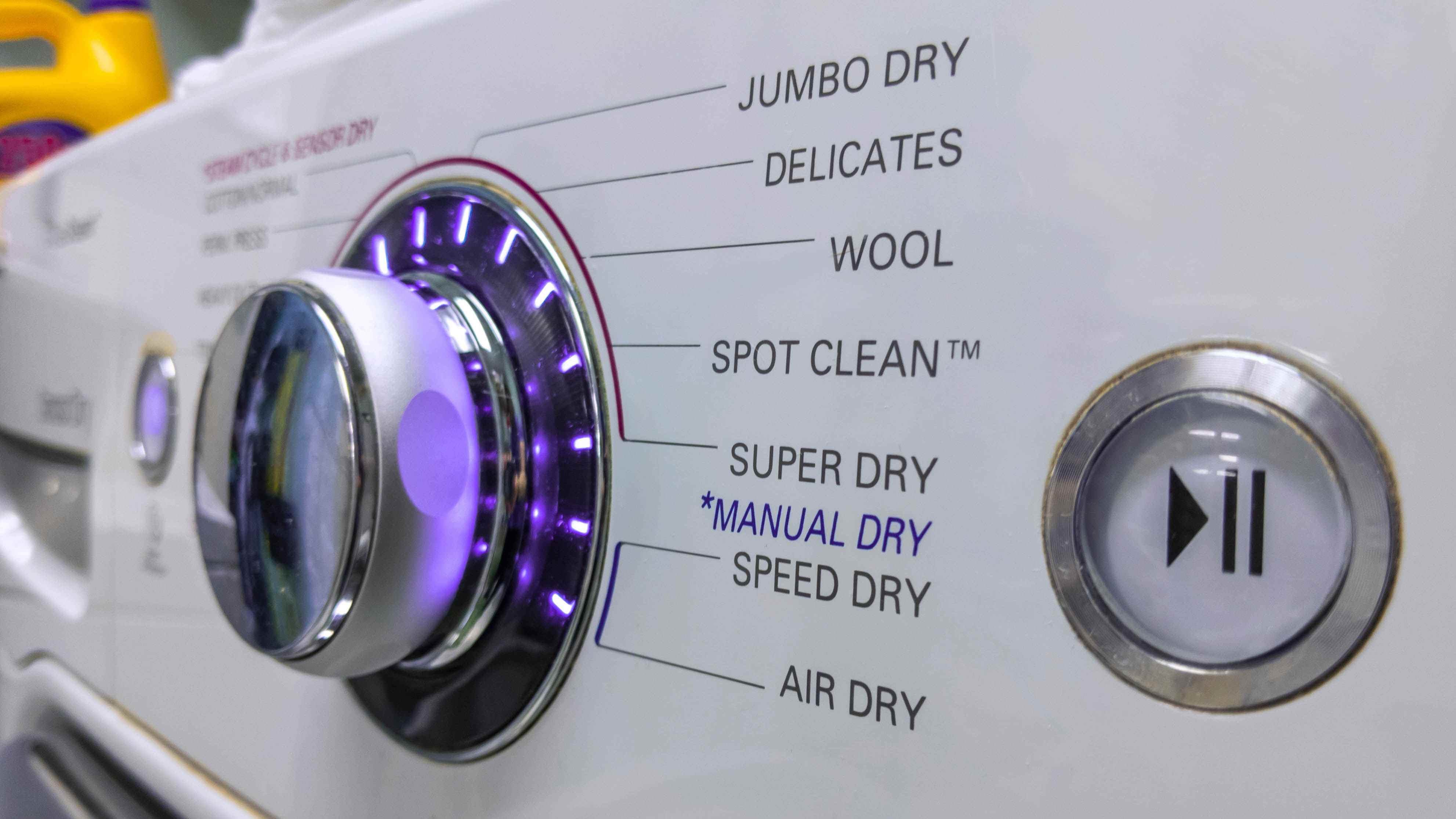 Bir çamaşır kurutma makinesinin kontrol paneli