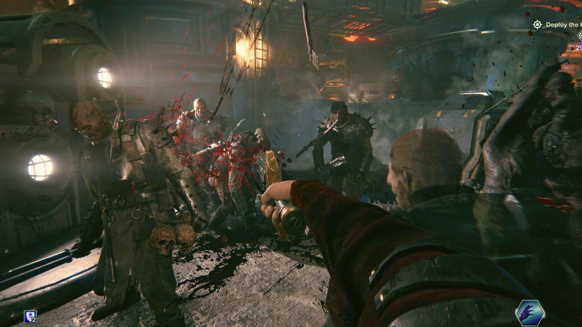 Warhammer 40k Darktide incelemesi: Reddedilenler, Kaos askerleriyle yakın dövüşe girer, oyuncunun kolu bir düşmana vuran bir kılıçla uzanır ve dışarı doğru bir kan damlası gönderir