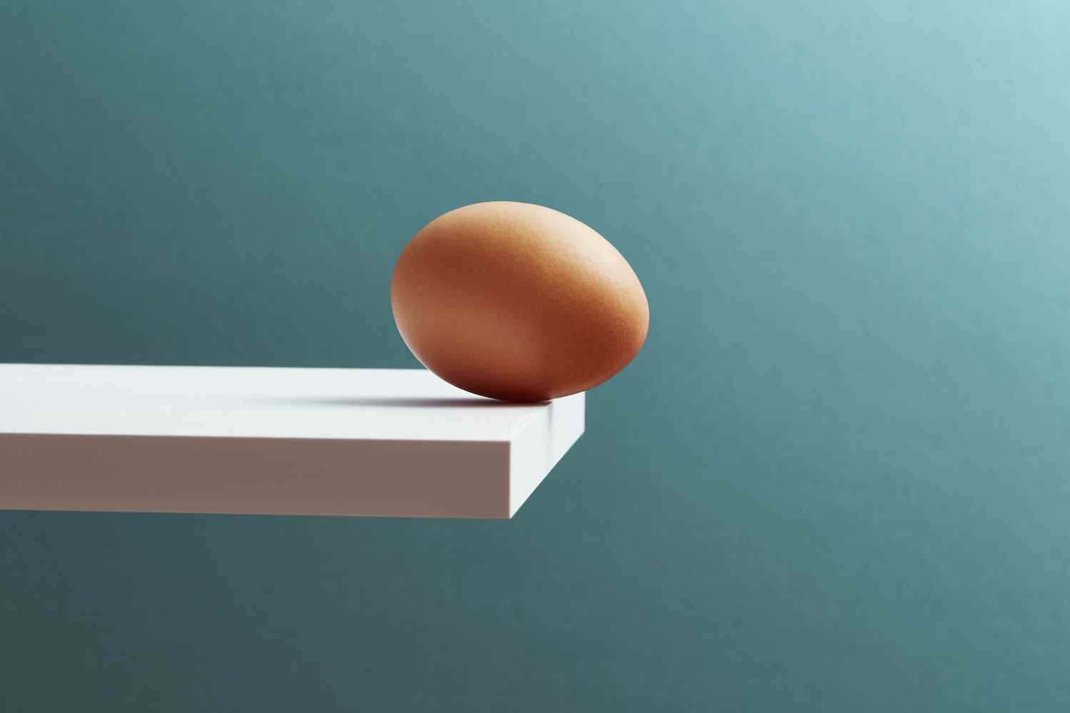 Bir tahtanın kenarında sallanan bir yumurta