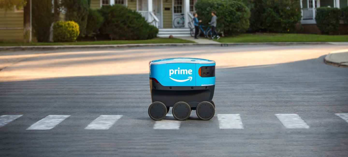 Bir Amazon Scout otonom teslimat robotu.