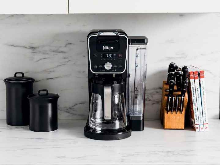 Hafif bir mutfak tezgahı üzerinde Ninja Dual Brew Kahve Makinesi.