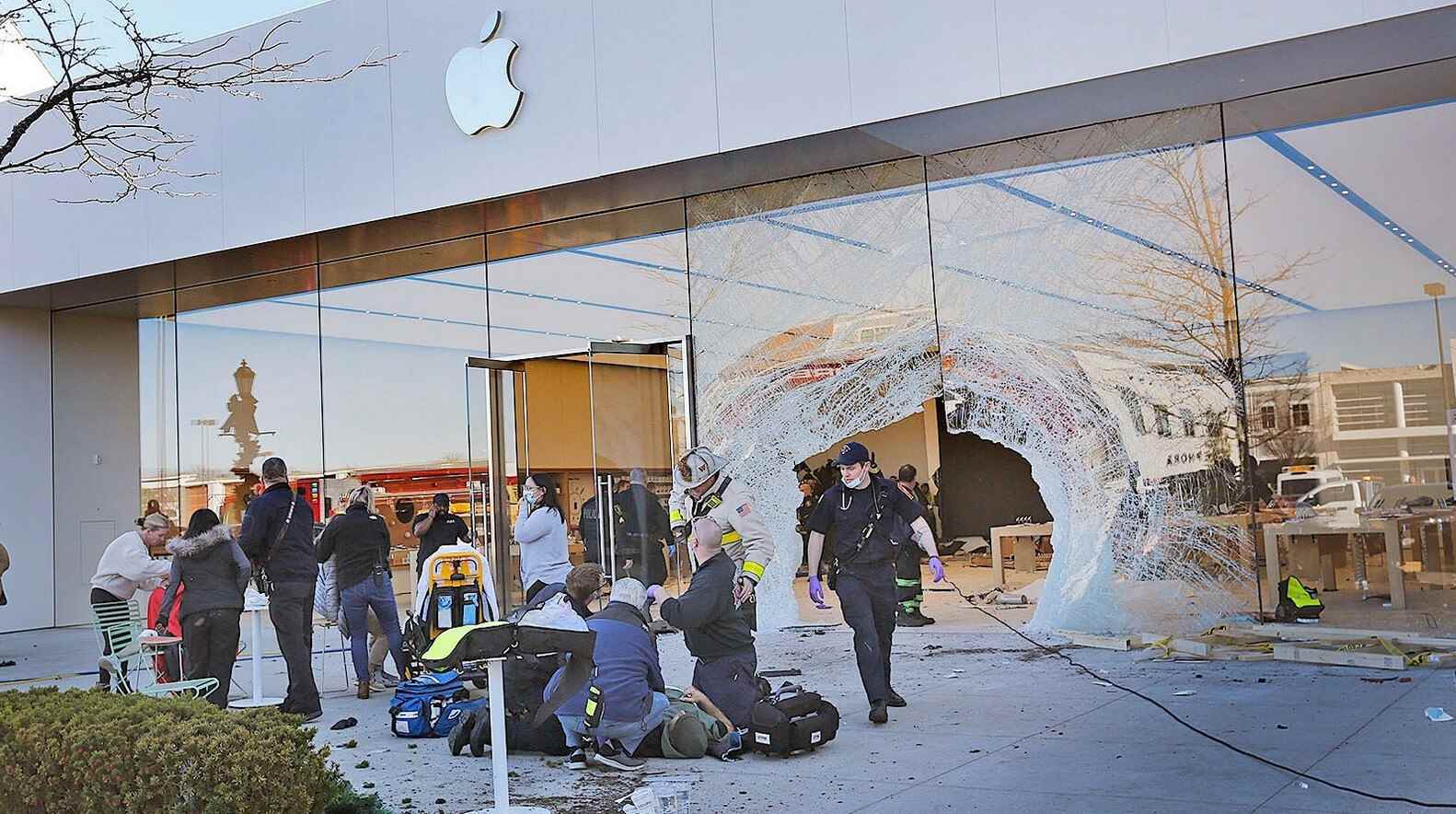 Derby Street Shops Apple Store'da bir aracın ön camdan girmesinden sonraki kaotik sahne - Massachusetts'te bir SUV'un Apple Store'a girmesiyle ortaya çıkan korkunç manzara 1 kişi öldü, 19 kişi yaralandı
