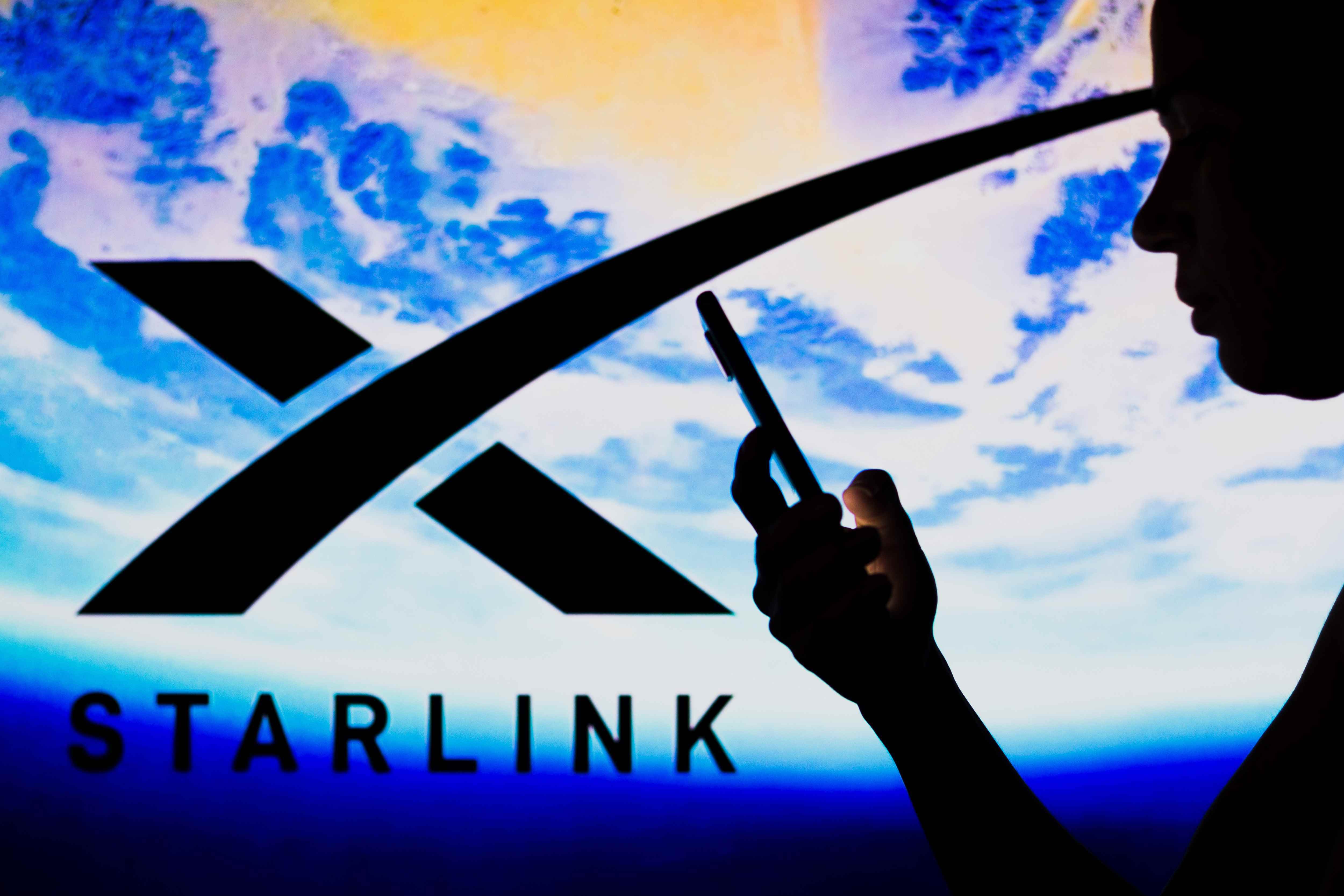 Bu fotoğraf gösteriminde Starlink logosu görülüyor