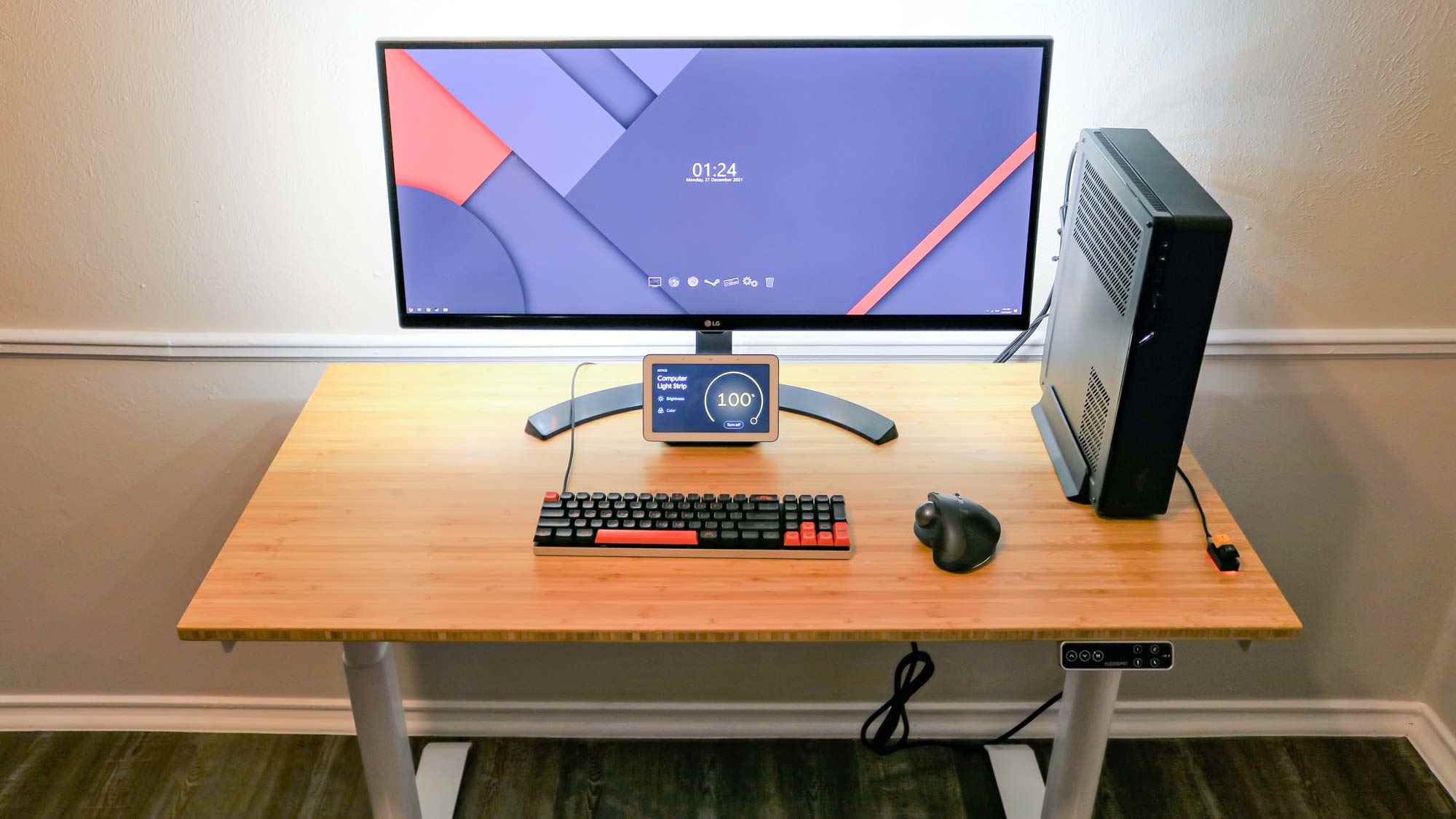 Bir monitör ve masaüstü PC ile ayakta duran bir masanın üstten görünümü