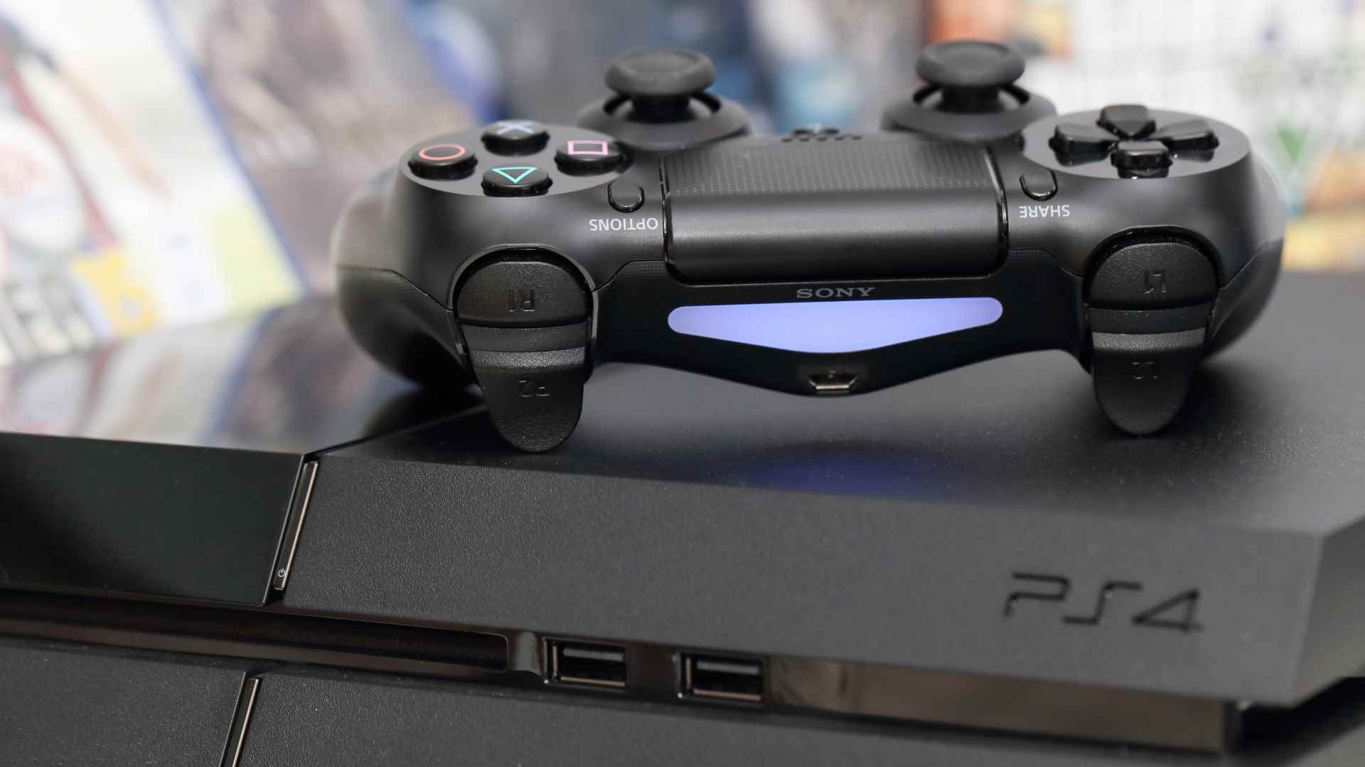 DualShock 4 denetleyicisi, bir PS4 konsolunun üstüne oturdu