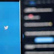 Twitter logolu bir telefon ekranının fotoğrafı.