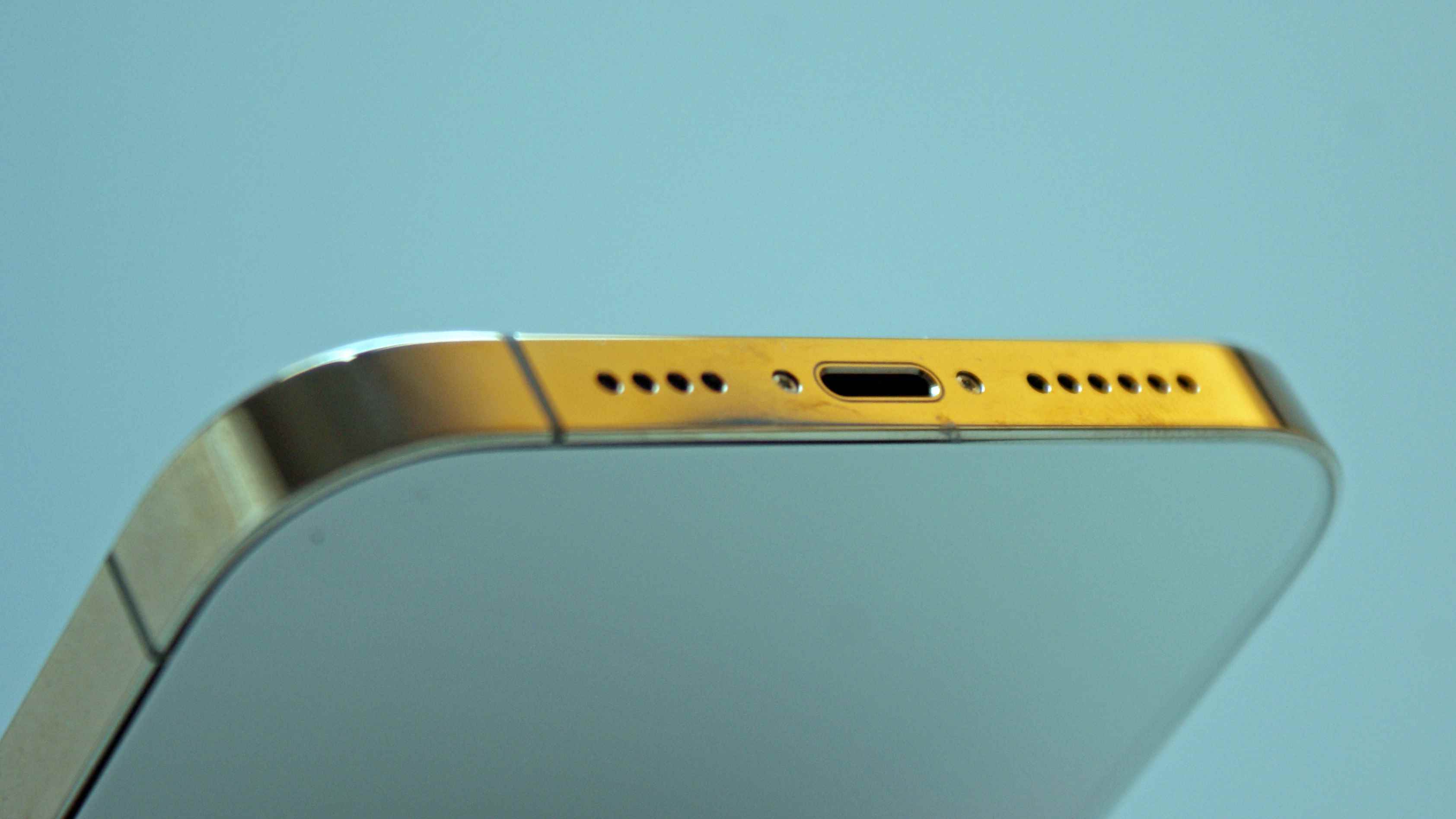 iPhone 12 Pro Max'teki Lightning bağlantı noktası