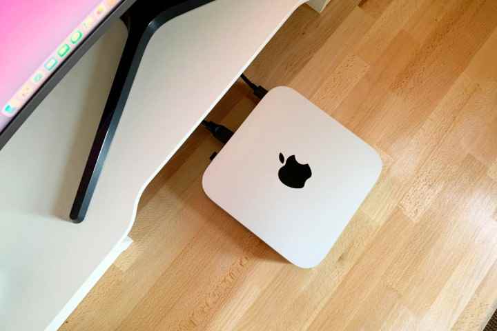 Bir masanın üzerinde oturan Apple Mac Mini M1.